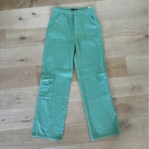 PrettyLittleThing - Cargo Pocket Baggy Wide Leg Jeans in Green